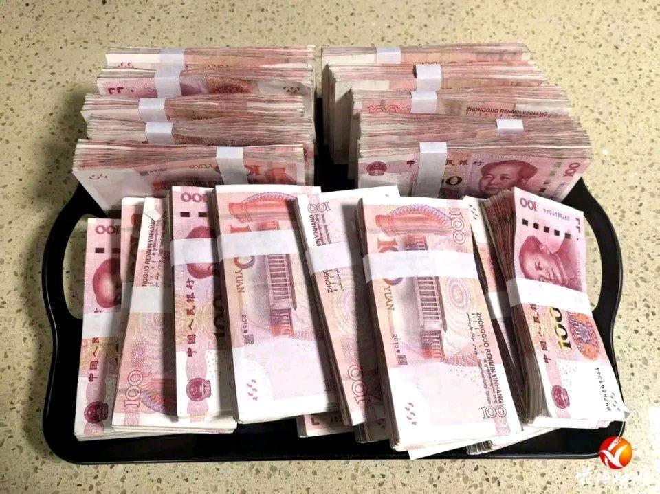 网恋遇到“高身份精英”，这事儿可太有迷惑性了。花垣的李女士就栽在了这上头，被骗2