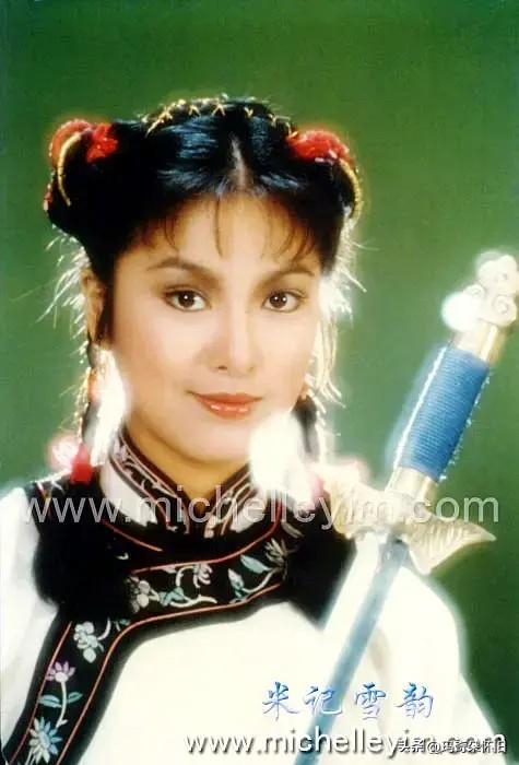 🌟米雪的古装，自带江湖气。
执剑而立，眉眼间尽是飒爽英气，双丫髻又添几分娇俏灵