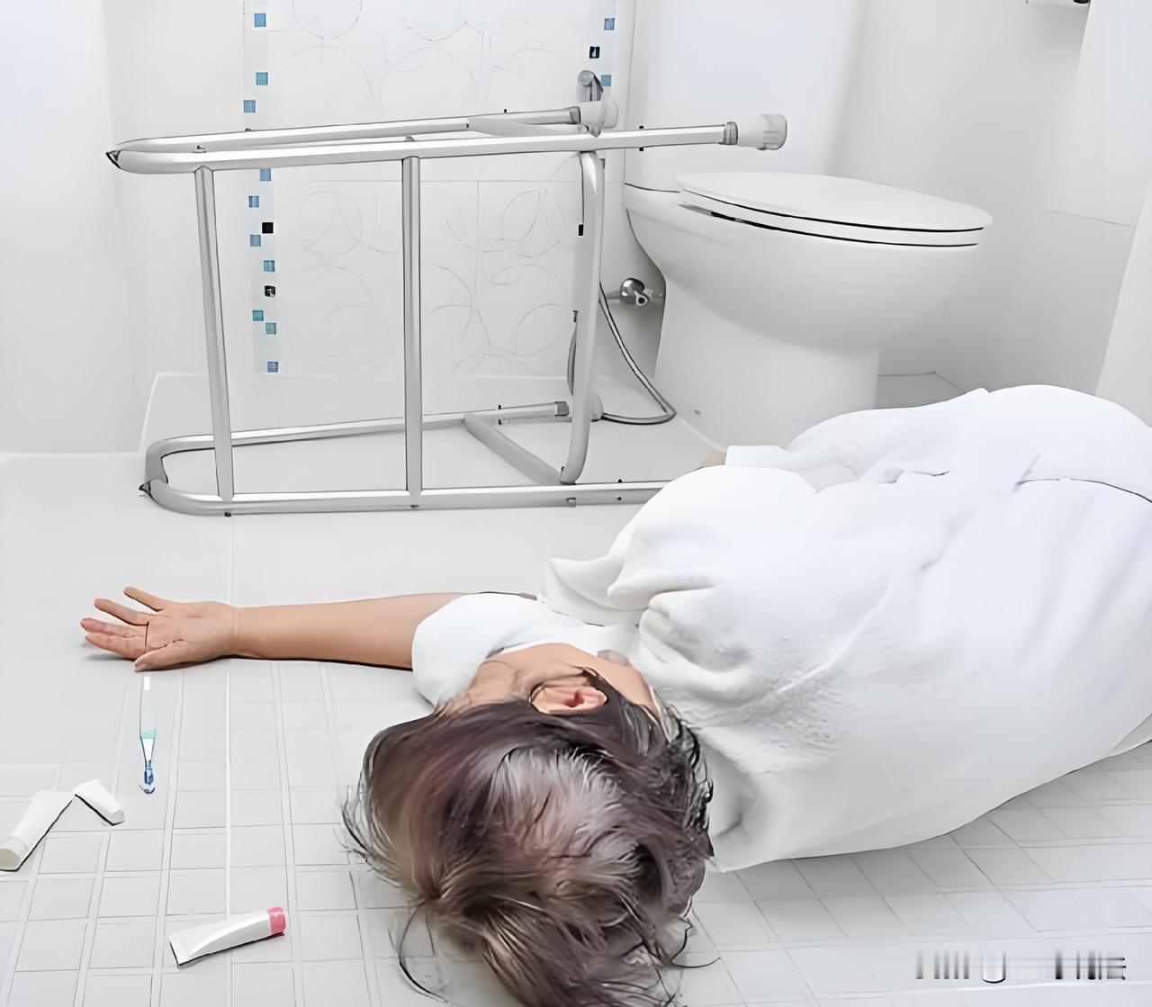山东聊城，一老人上厕所，一不小心摔了一跤，老人被送进医院，抢救无效死亡，家属悲痛