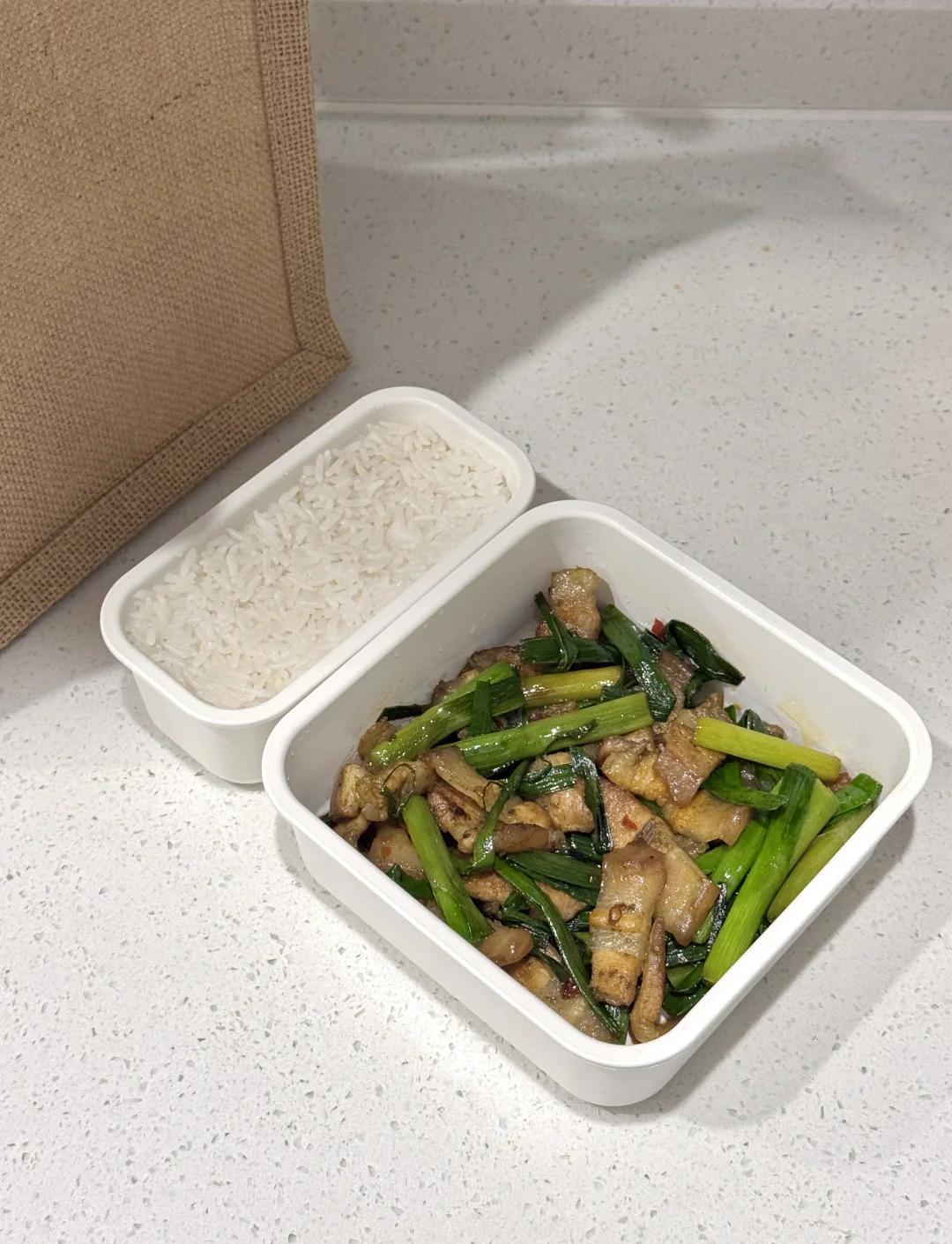 我当时就理直气壮地拿了个袋子装好，并跟她说：“咱们花钱买的，吃不完带走天经地义，