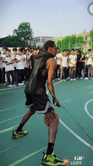 谋手播放量超高的独臂老外！