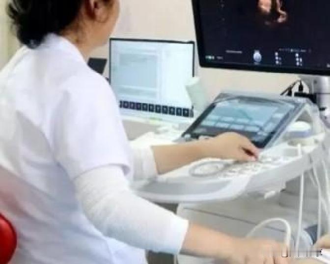 医院里，一位女士做CT时

大夫让她稍微掀高衣服

但几次调整后

大夫仍不太满