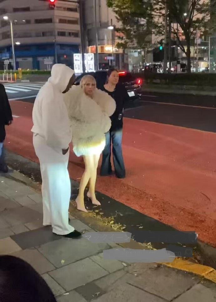 近日坎耶·维斯特和妻子比安卡·森索里一起逛街，两位都穿了白色的衣服，看起来特别的