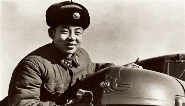 1962年，雷锋被木杆砸中头部不幸牺牲！谁也没想到，这个总把“为人民服务”剪报贴