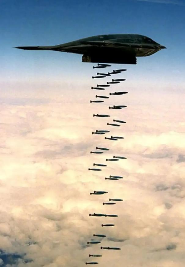 美军4架B2投掷重型炸弹，伊朗导弹基地隧道终于坍塌，此举对中方也是个警告！
当地