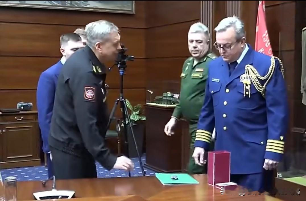 #俄方公布乌无人机袭击普京官邸细节# 
俄罗斯国防部将乌克兰无人机袭击普京官邸的