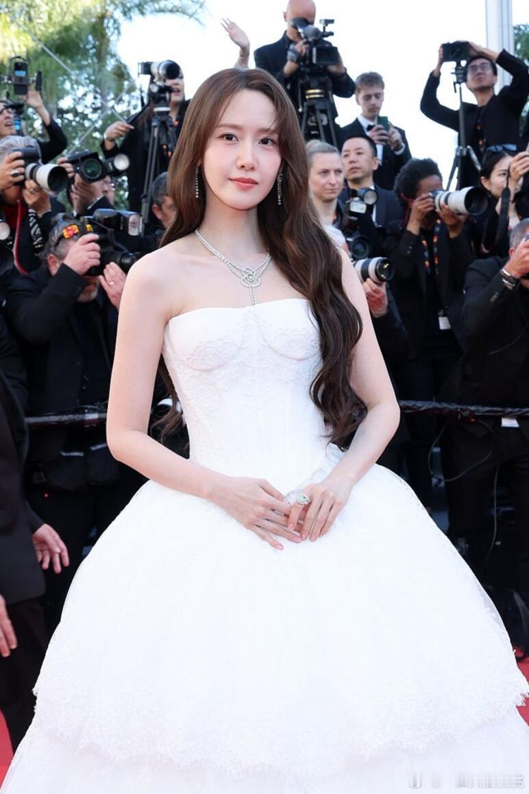 林允儿再度受麒麟邀请，身穿Kyha Bridal 2026秋冬婚纱系列，佩戴Qe
