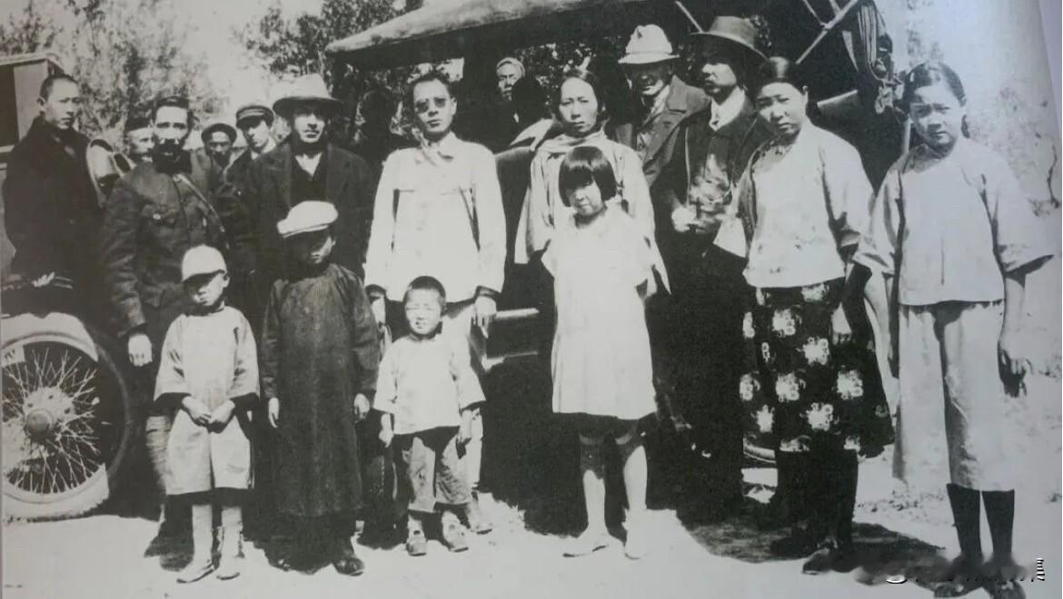 1926年，包尔汉任新疆汽车委员兼司机学校校长时的合影。谁能想到，照片中这位年轻