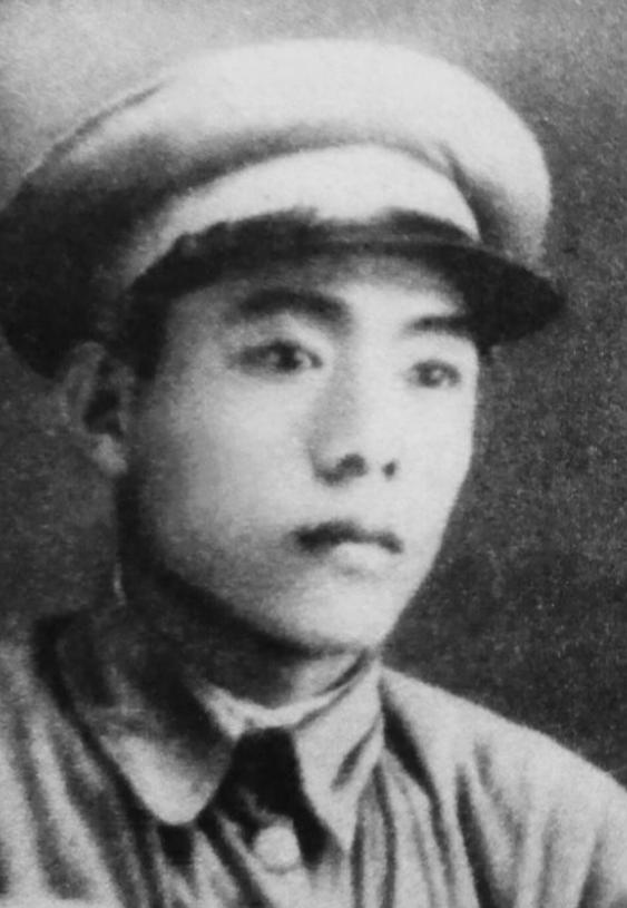 1955年，四野政委翟文清，带妻子回乡省亲。突然，一名姑娘站在他家门口，盘问：“