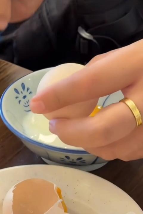 马来西亚演员蔡卓宜分享了回家后必定会吃的美食——温泉蛋。不少网友质疑道：这种半生