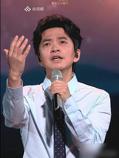 李健这波操作，看完我是真服了。
 
2026年了，还揣着部诺基亚，不能上网不能刷