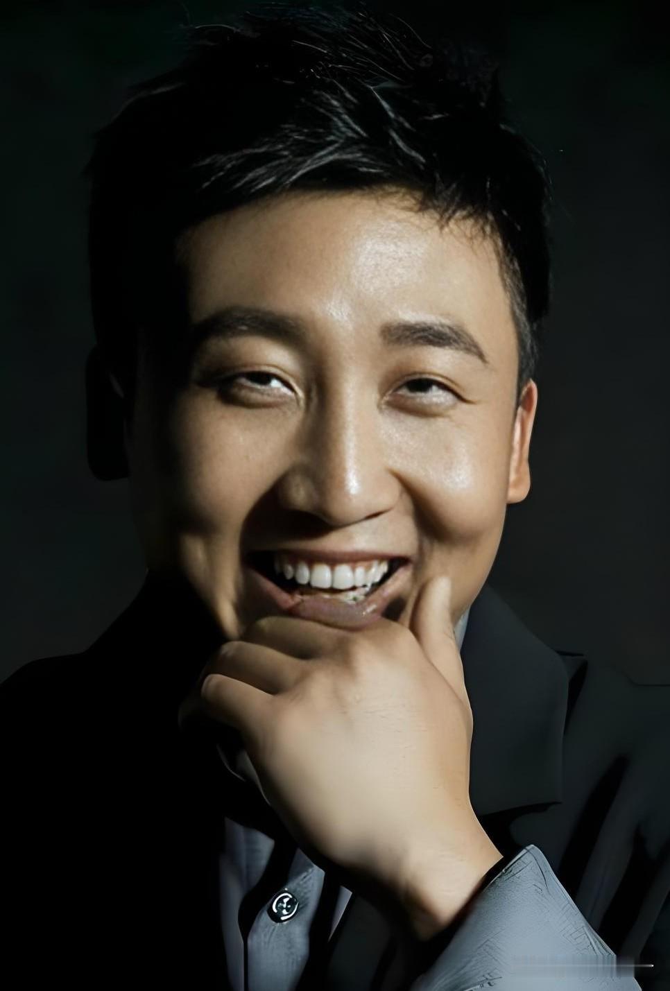 大家有没有觉得，

就演贵哥这演员李思博，

明明长得不咋地可不管他和谁搭戏就只
