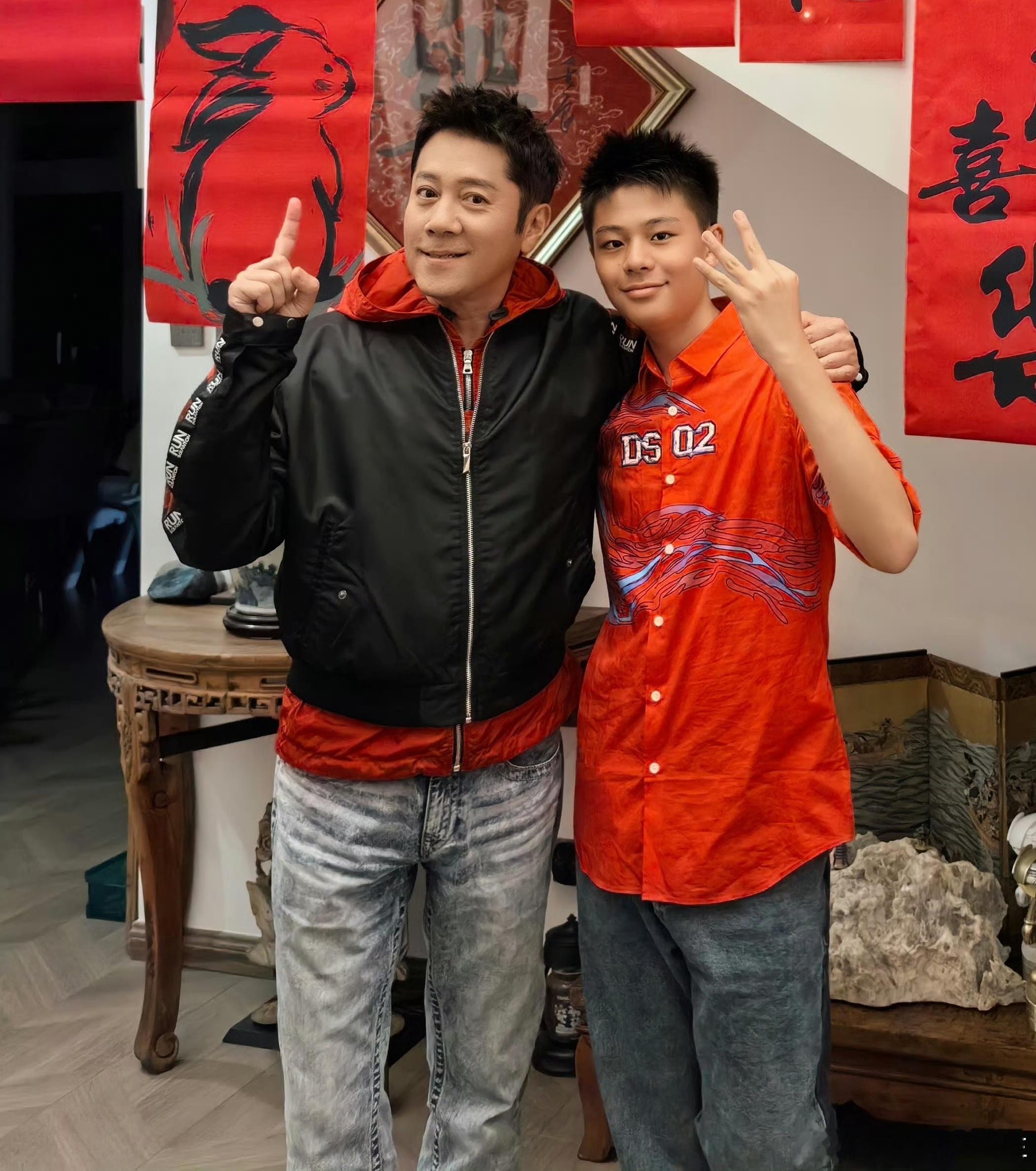 #蔡国庆为大儿子庆生# 蔡国庆晒照为大儿子庆生，13岁庆庆长相随爸帅气，身高近一