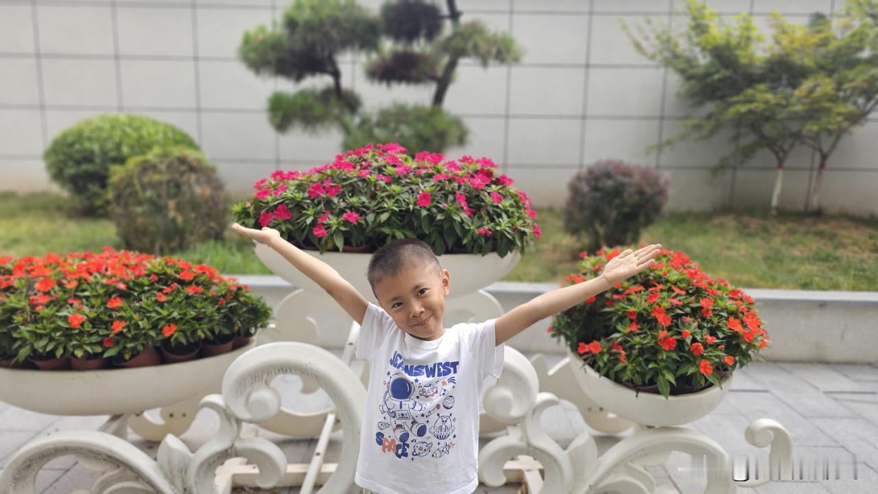 快乐男孩与花海相伴，童真满满！🌸👦🏻兜风的小男孩 小宝宝花海拍照 心存阳光