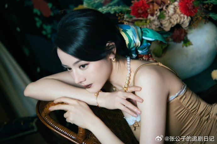 迪丽热巴对表演始终保有敬畏和热爱迪丽热巴首谈卫蓝不只是演角色，更是和另一种人生相