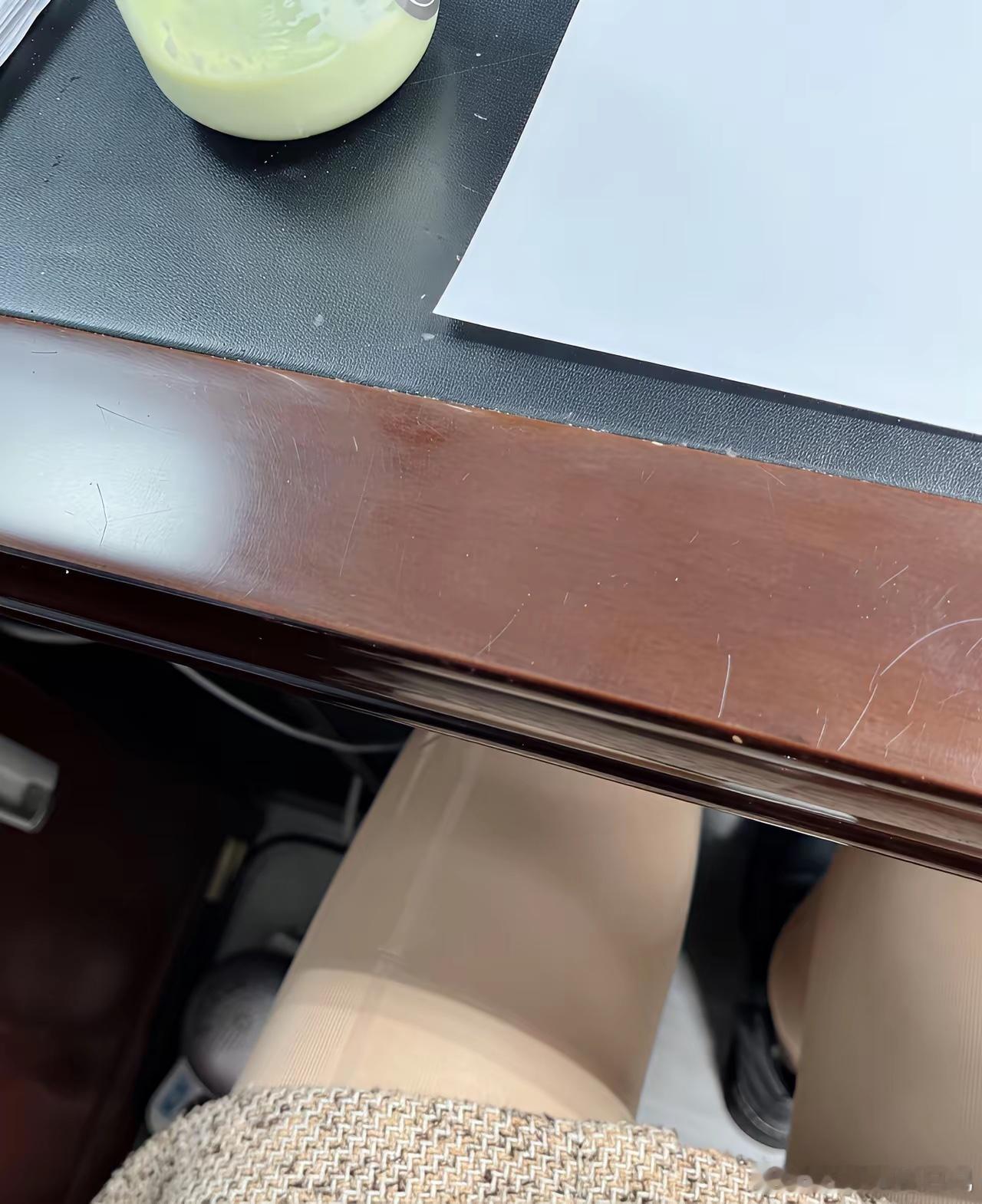 上班丝袜破了，真尴尬 