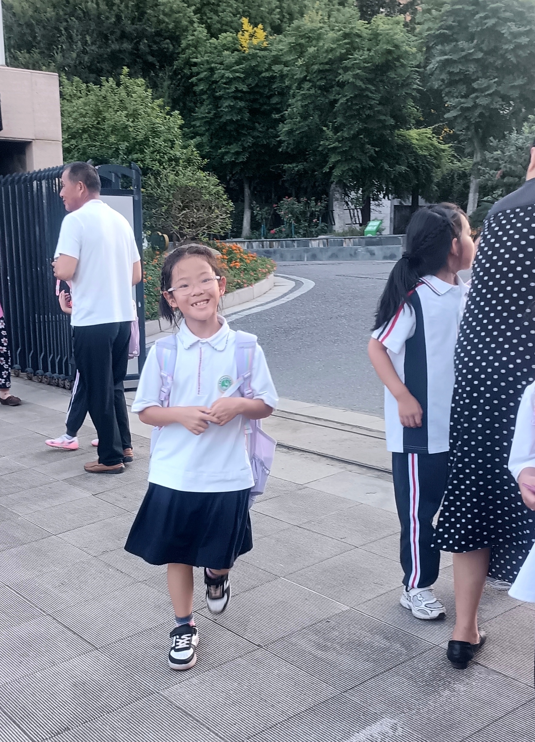 周一放学后，踢足球归来。开心。[哈哈][哈哈][心][心]  ​​​
