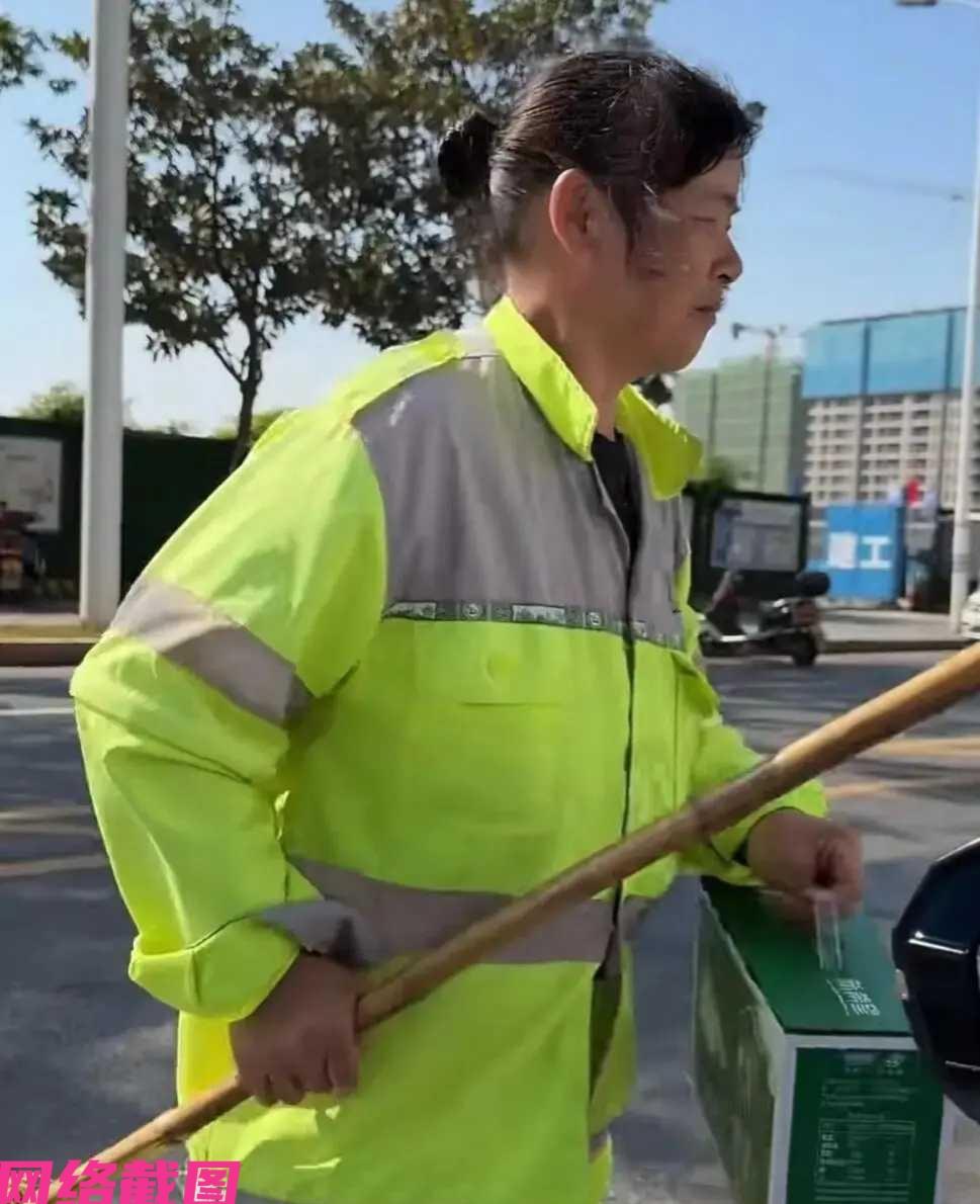 湖南长沙有女子路边停车还坐在车里，却让路旁的环卫阿姨说，过来帮忙把她车上的东西搬