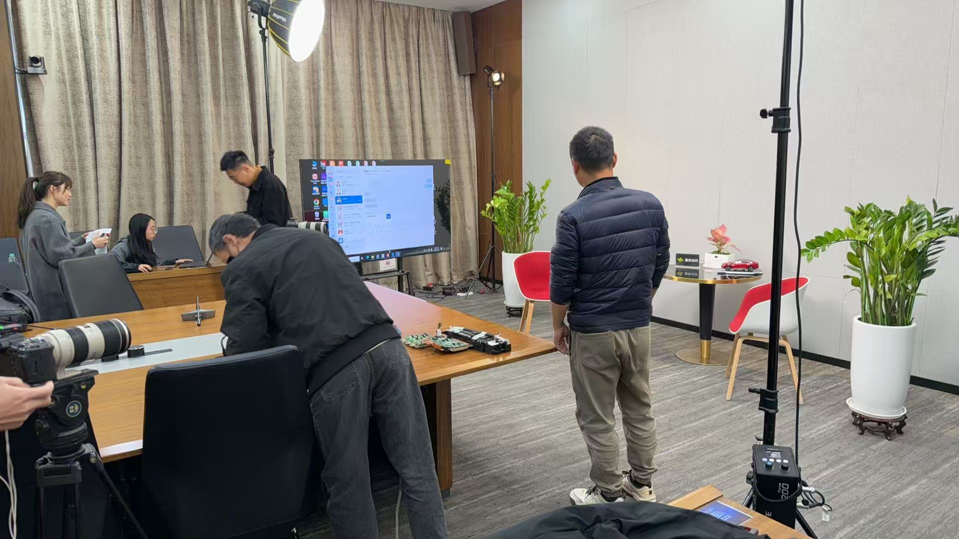 在比亚迪工程院采访了一位巨星，他是谁？他爆料了什么？关于比亚迪2026年的规划又