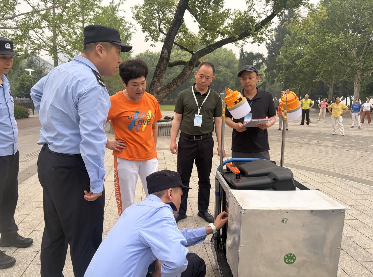 【宜昌滨江公园“大嗓门”？分贝红线来了】饭后漫步滨江，江风拂面本该惬意舒心，却常