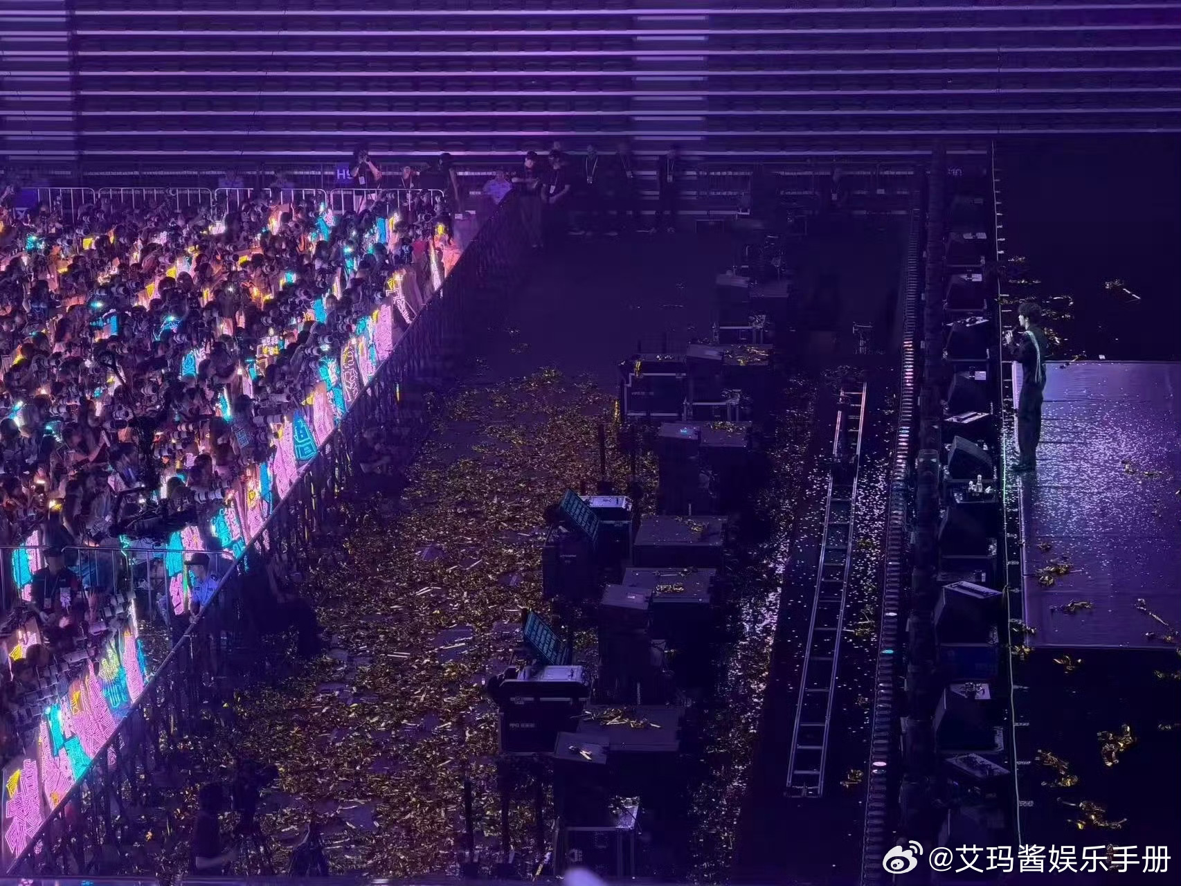 穆祉丞演唱会橹穆蓝粉灯海好亮眼穆祉丞演唱会