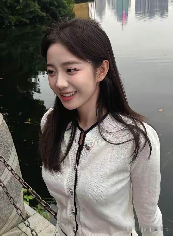 马上进入大四下半年，大学时光的最后一个冬天，毕业找个大叔男友也不错，所谓的“大叔