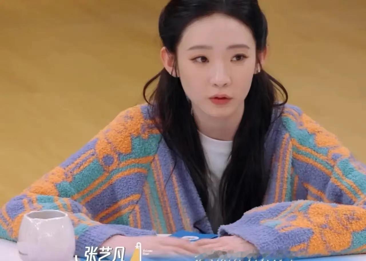 张艺凡太勇敢了，是妈妈以及外婆养大的，如今跟何炅魏大勋马丽等人说，家给自己的压力