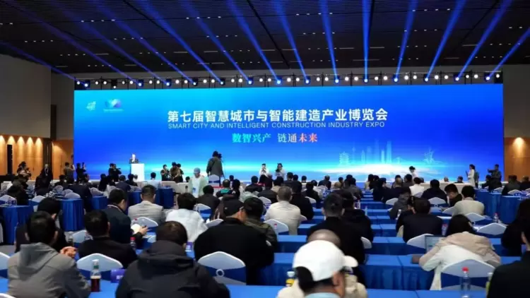 千机科技武汉江滩无人机表演夜空刷屏！千机C5亮相2026低空经济产业展览会