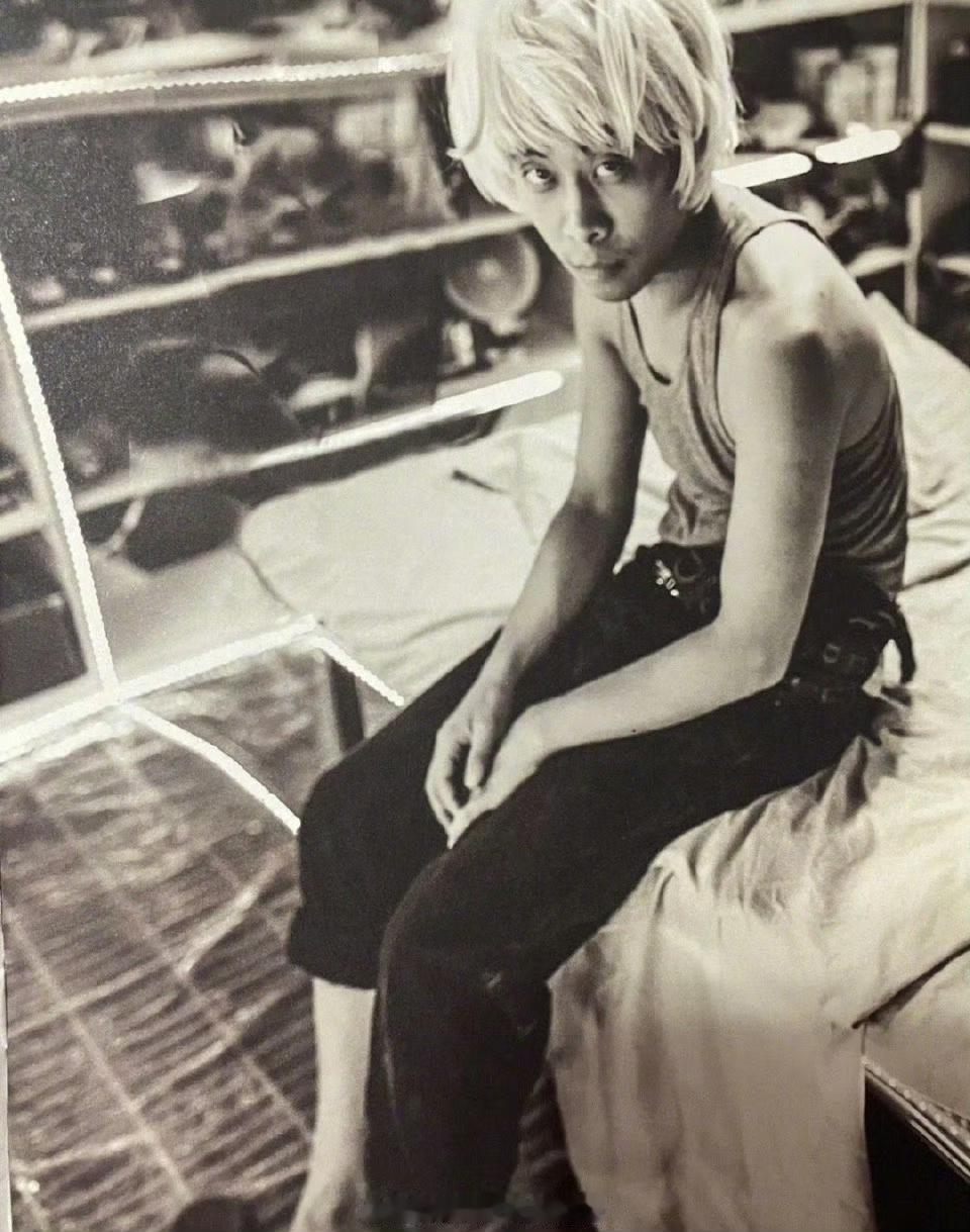 我只能说，张译年轻的时候探索的风格还真是别具一格。。。🚬 ​