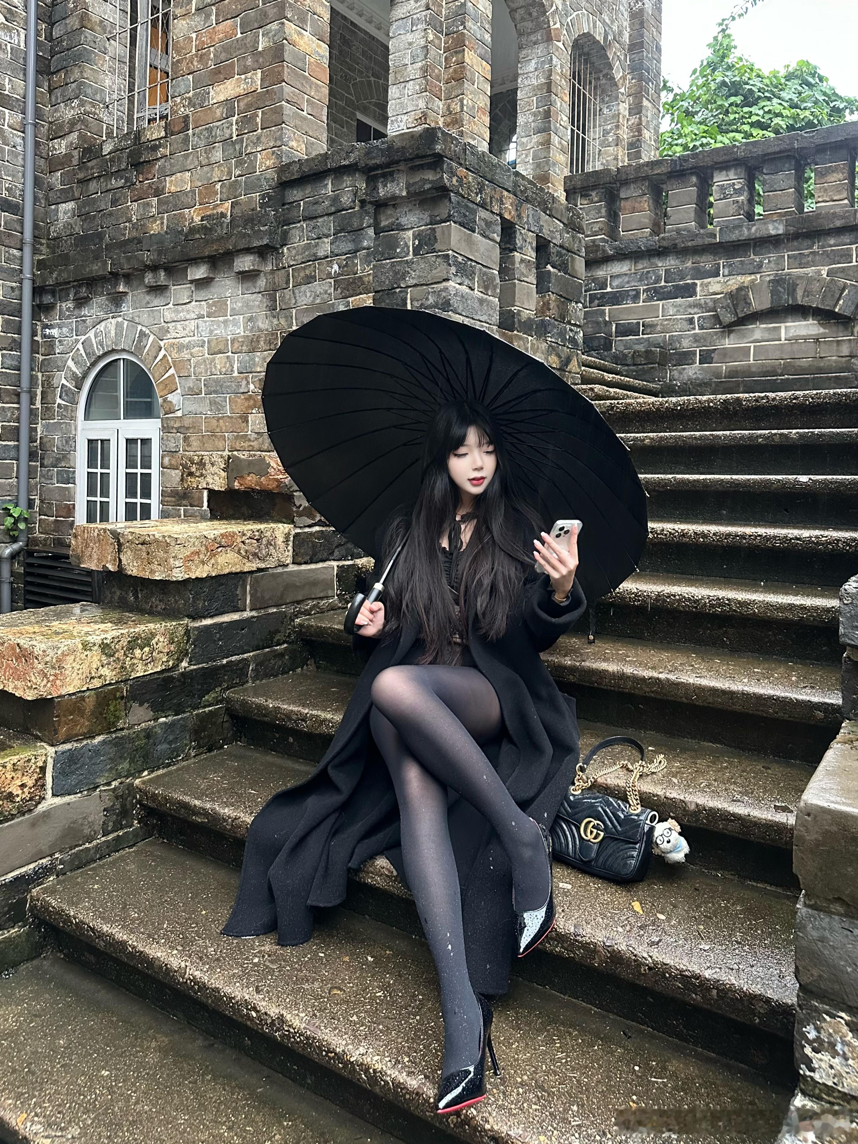 雨中撑伞，黑夜里的公主。👑✨ ​​​