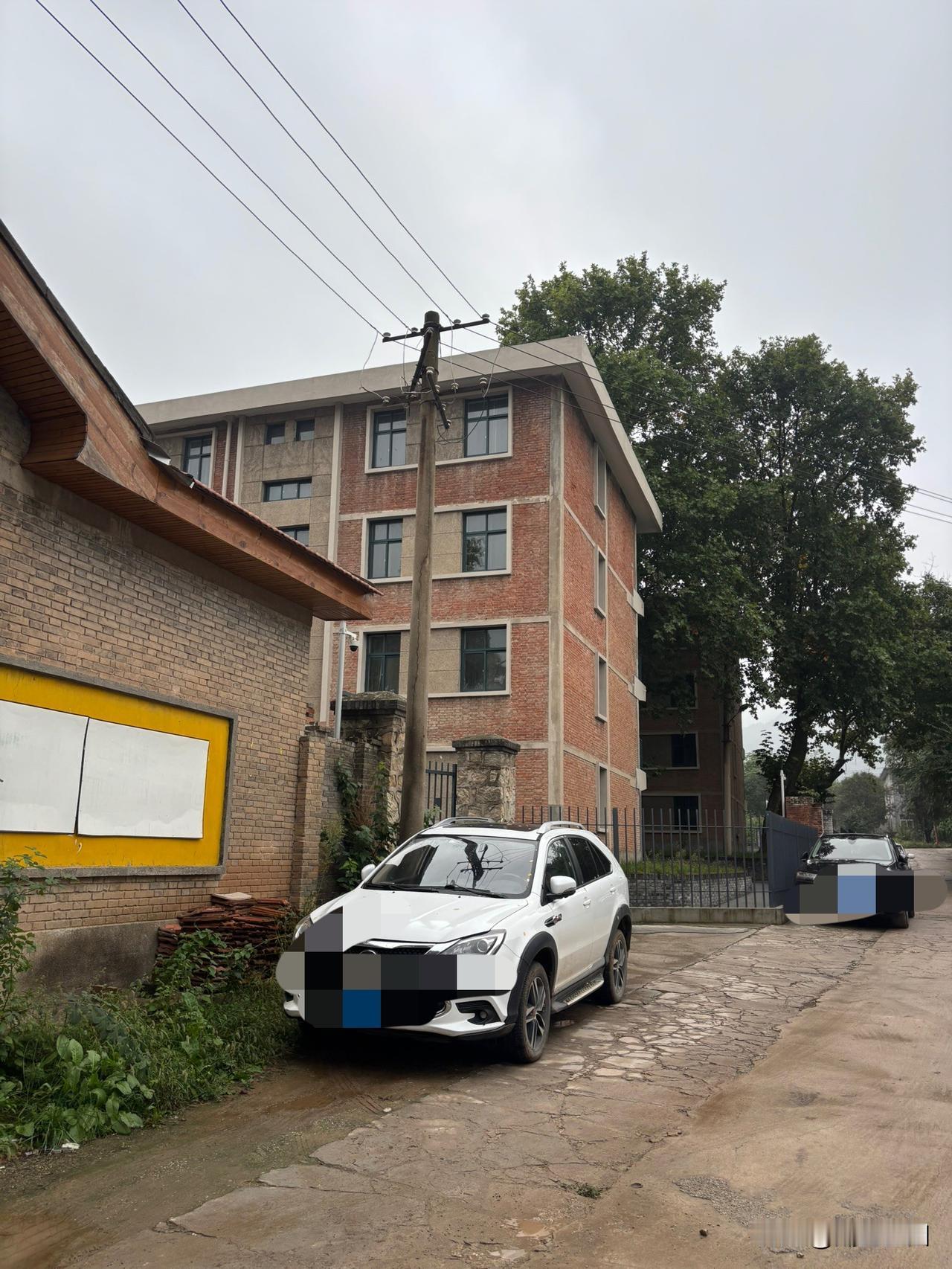 西安长安区风雷仪表厂旧址，图二图三，听说是过去的食堂和代销店，这房子估计是上世纪