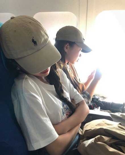 我觉得还是不要整天在家玩手机 还是要多约几个朋友出去走走 然后找个地方一起玩手机