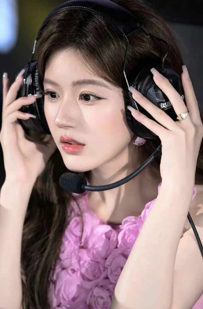 老🥩，别亲自化妆了，每次都美得让人惊艳。 ​​​