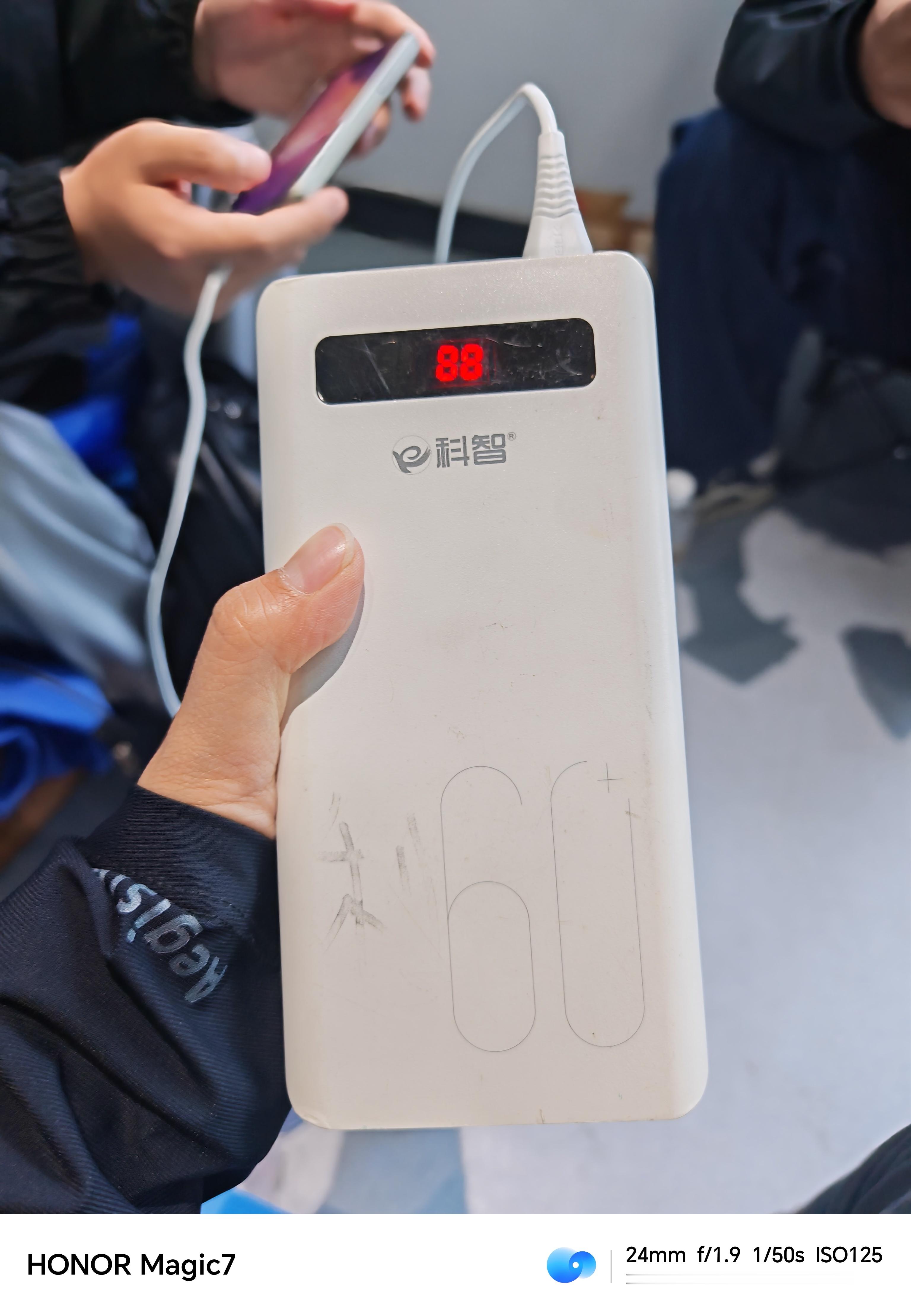 虽然是数码博主，但第一次见到这么大容量的充电宝6万充电宝 