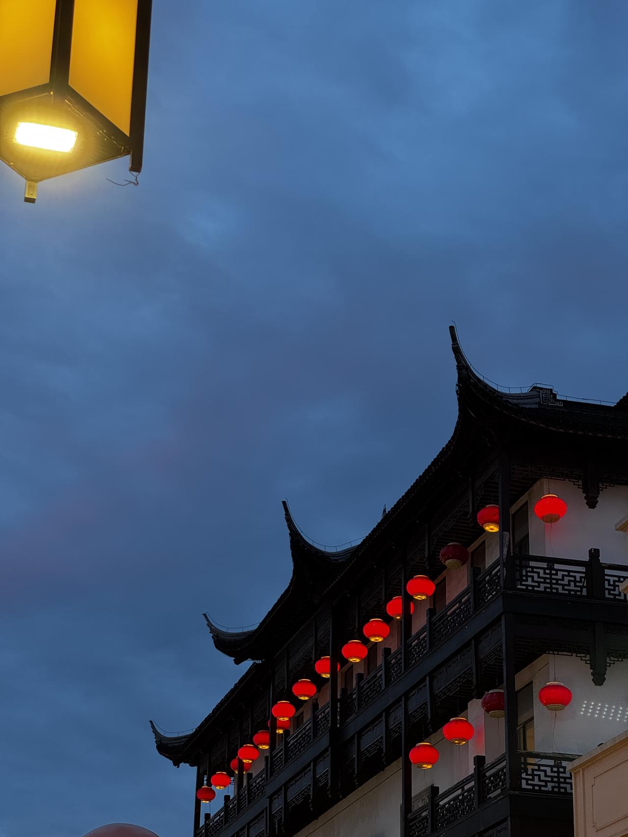 晒一晒用手机拍摄的照片古风建筑挂满红灯笼，夜景真美。