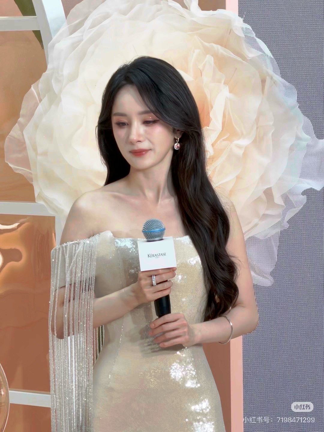 今天出席线下活动的杨幂 