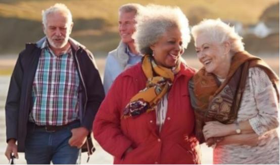 为什么欧洲老人基本上没有什么卧病在床的？

在德国的中国人说，欧洲老人等到年龄大