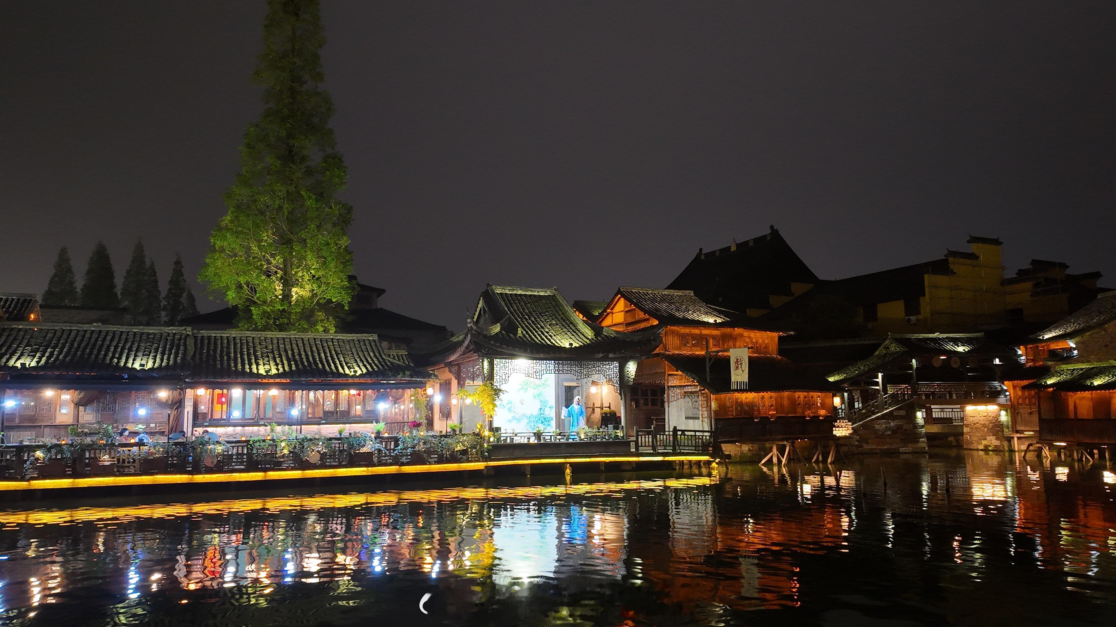 晚上同事和友商朋友约饭，我是不认识的，吃小龙虾，烤串。吃完了，同事我们又逛了逛夜