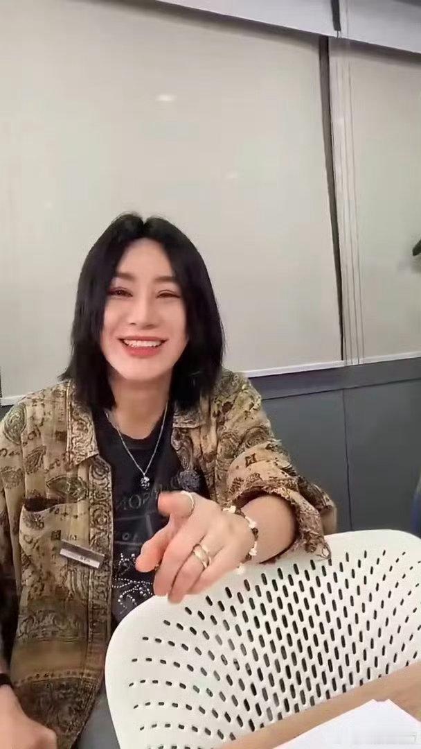 颜安伦敦合伙人直播像回转寿司 谁懂这个直播的含萌量啊！cue到下一个人就自动转位