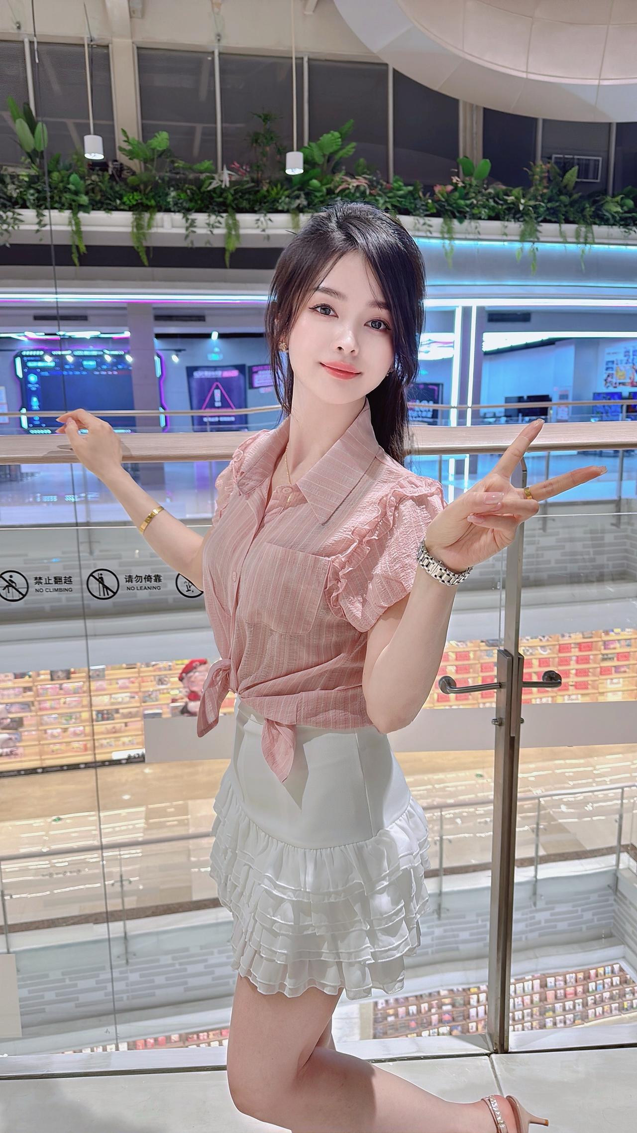 现在的社会，男人想要不物质的女人，女人想要不花心的男人，现实生活中，没钱的男人也