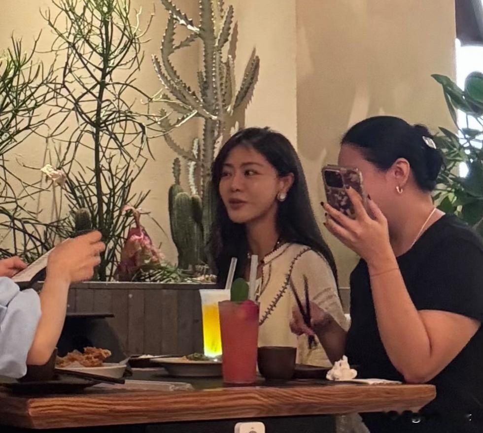 42岁邓家佳和朋友在重庆餐馆吃烤鱼，她穿着小短裤，露出两条美腿，身材太好了！但可