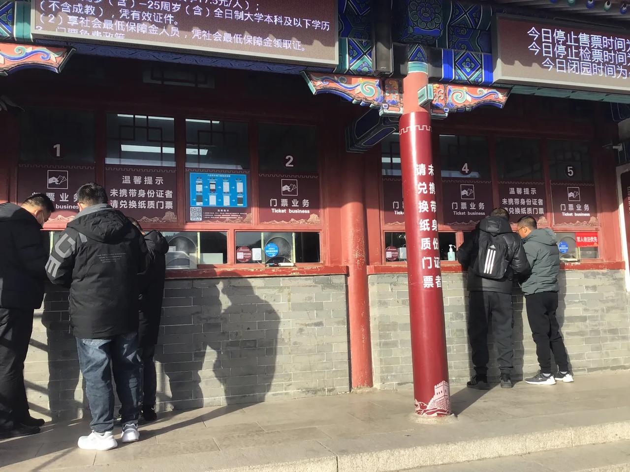 由于手机预约、手机支付的广泛使用，有人认为会造成外国游客在中国旅游的不方便。据我