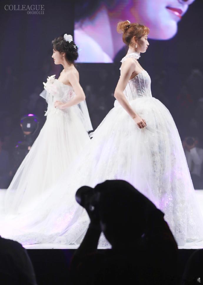 黄婷婷李艺彤同一天播节目自带宿命感的排播，黄婷婷和李艺彤节目同步更新。她们从容面