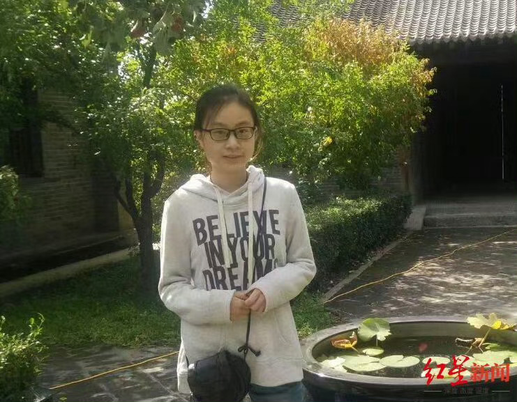 大二女生失踪8年父亲悬赏10万寻女她离爷爷奶奶家只剩10公里却走了整整8年还没到