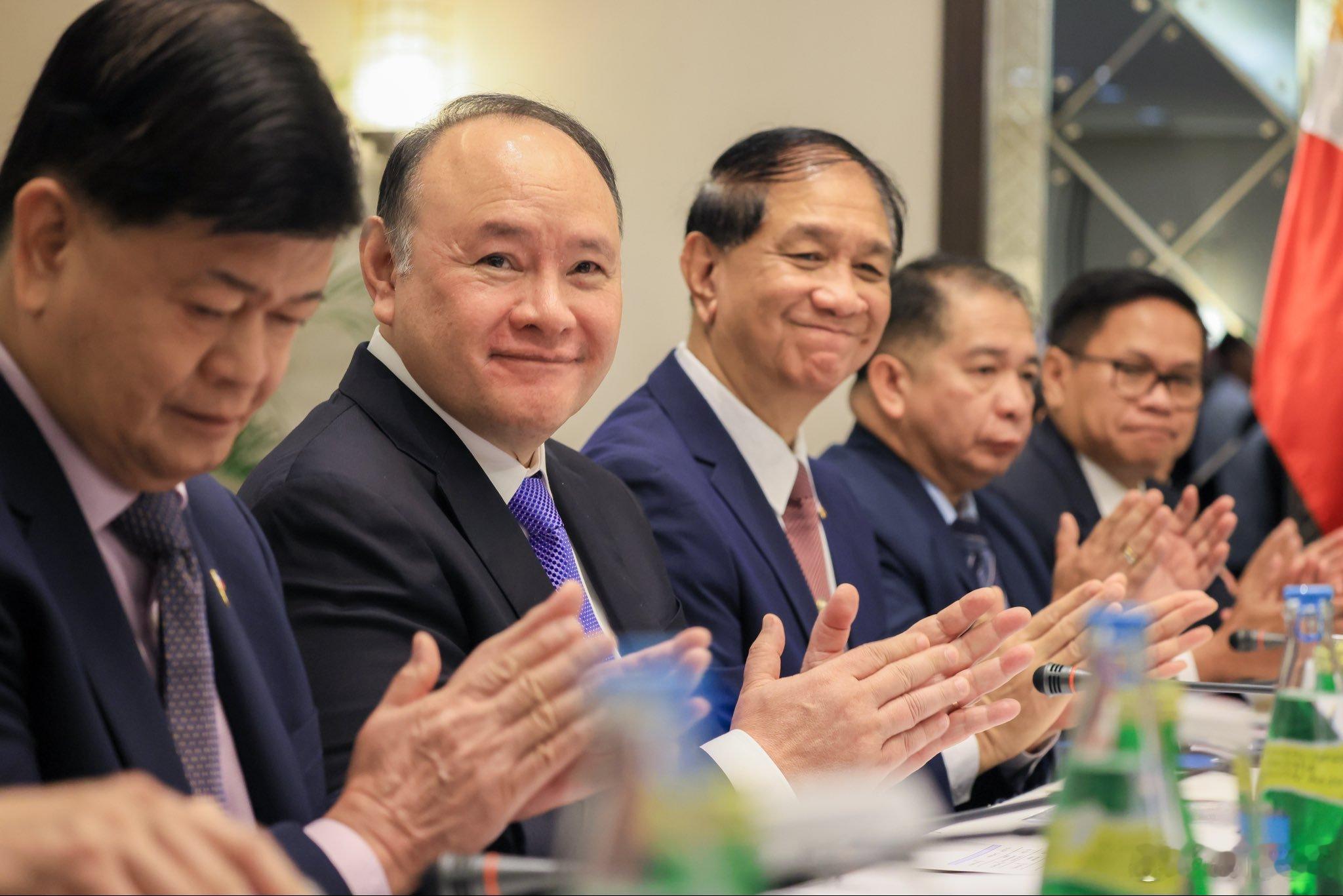 其实菲律宾在美国眼中只是耗材罢了，连乌克兰都不如。所以这一次加征关税，第一时间就