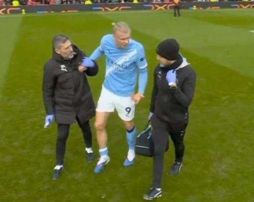 哈兰德膝盖好像有点问题，队医搀扶哈兰德回去！哈兰德受伤曼联vs曼城