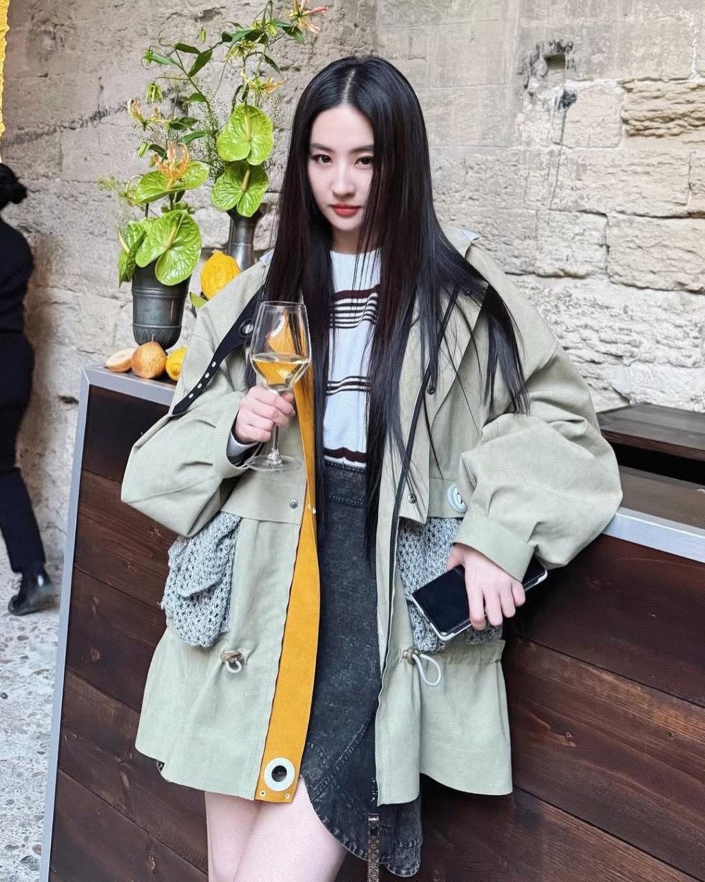 刘亦菲黑长直看秀敢问今夕是何年？长生不老的秘诀是？ ​​​