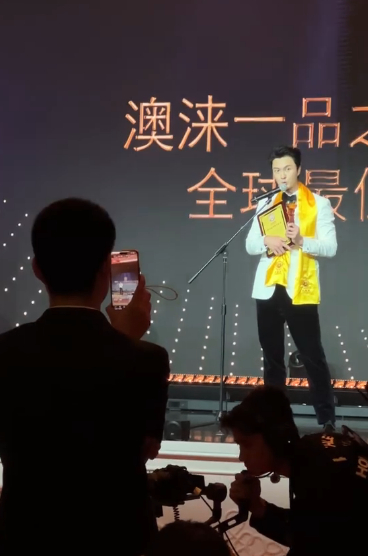 王浩信华鼎奖全球最佳电视剧男演员 一路寻求突破，一路展现自我的王浩信取得越来越好