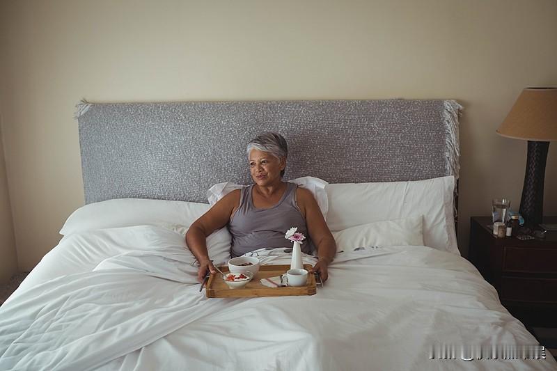 人老了住儿子家里好还是女儿家里，反正我个人认为是住自己家里好
以后我老了，只要能