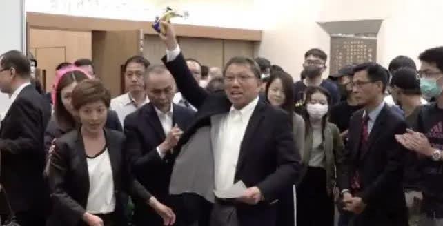 这是一场比核武器更安静，但比子弹更致命的“屠杀”！就在全世界还在盯着美国的政治闹